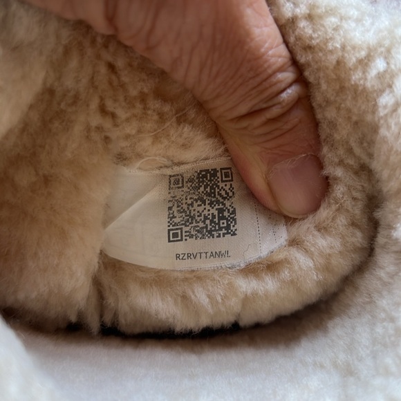 UGG RARE Classic Short US 7 with Red cable trim - Excellent Condition - Picture 7 of 16